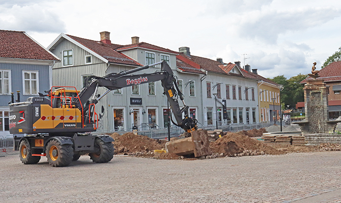 Stora torget med Malta-Johanna och grävmaskin som gräver upp för dragning av el